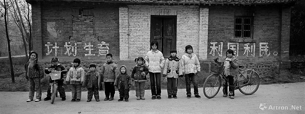 王立力作品：河南省洛宁县,站在村口的孩子们