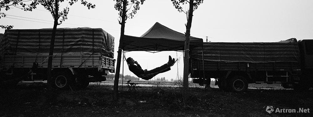 王立力作品：河南省内黄县,跑长途的货车驾驶员，躺在吊床上休息