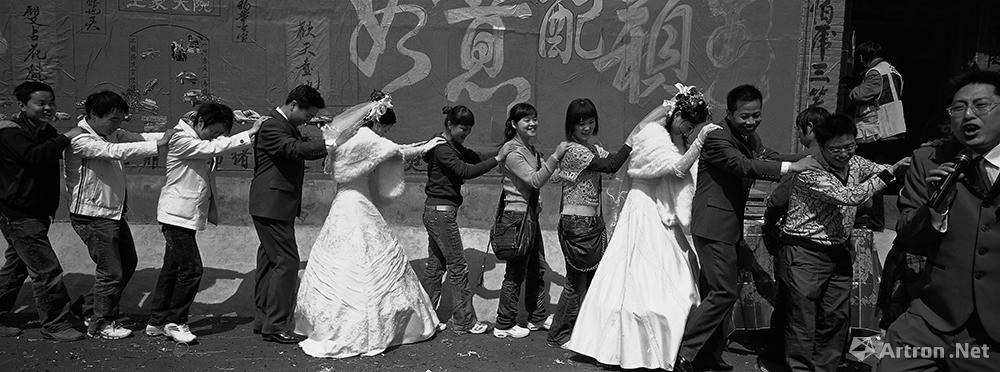 王立力作品：河南省陕县,双胞胎兄弟的婚礼同一天举行，远亲近邻都来庆贺