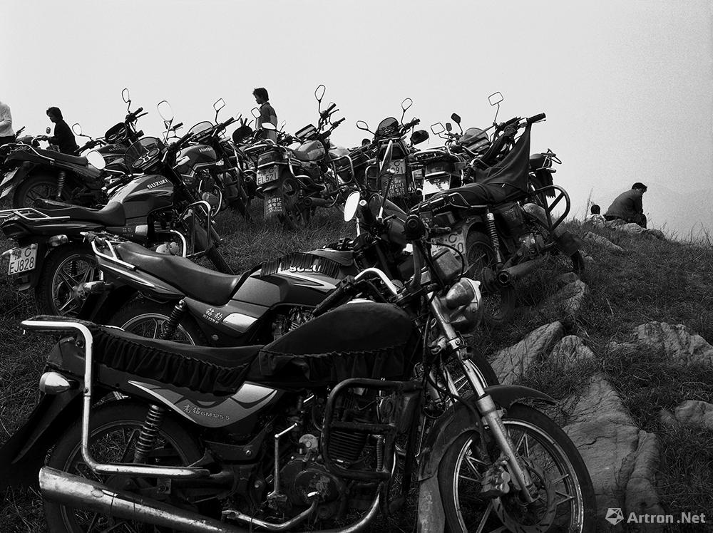 王立力作品：山坡上停满了村民们的摩托车