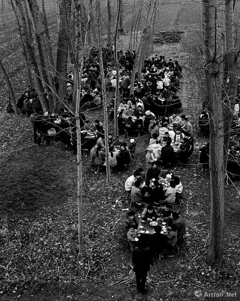 王立力作品：乡村婚宴摆到了村外小树林里