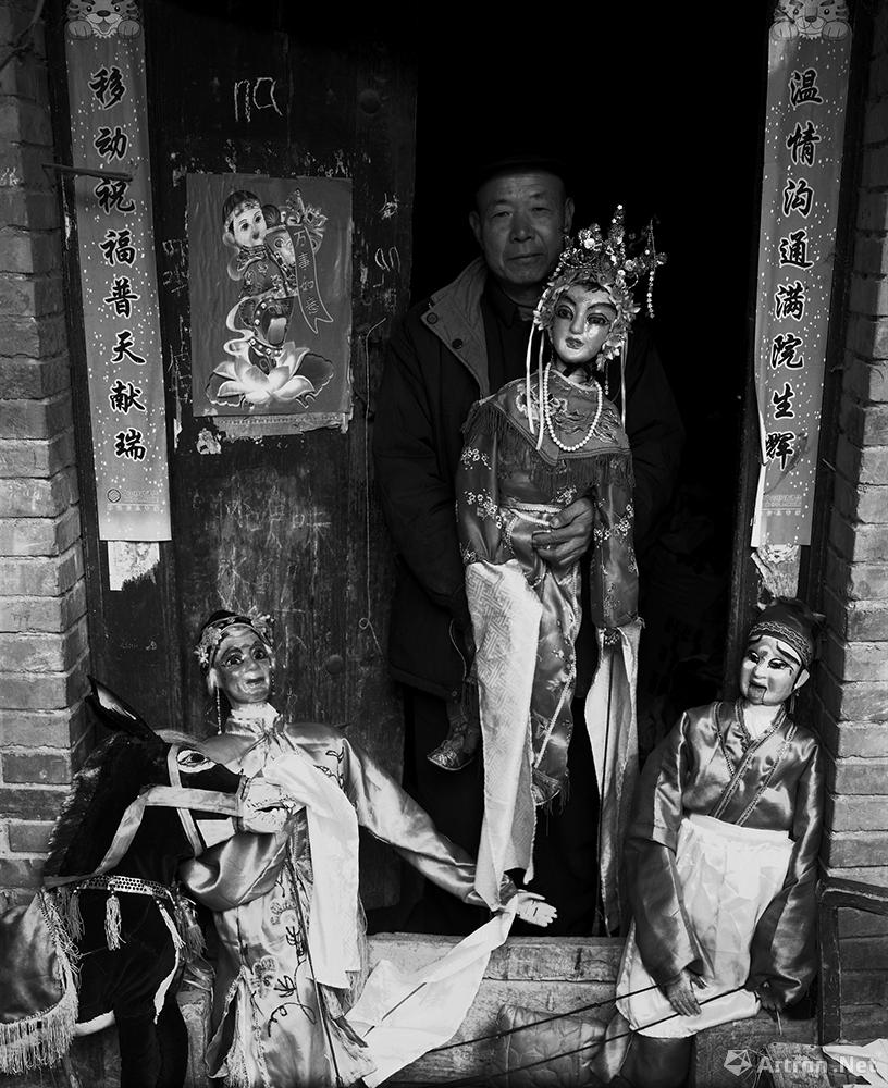 王立力作品：乡村杖头木偶剧团主演刘焕君，在自己家门前展示他的杖头木偶