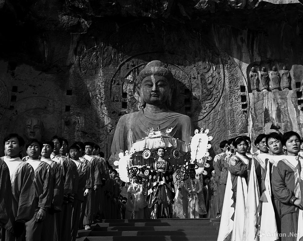 王立力作品：在龙门石窟奉先寺卢舍那大佛前，盛装的演员们正在准备表演