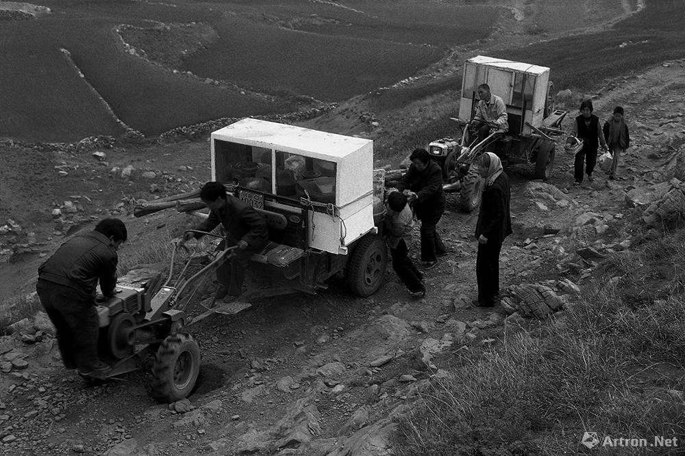 王立力作品：在崎岖的山路上，满载的手扶拖拉机不得不借助路人的力量