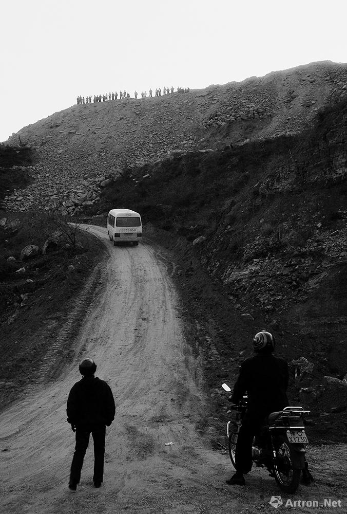 王立力作品：在崎岖山路上等车的人们