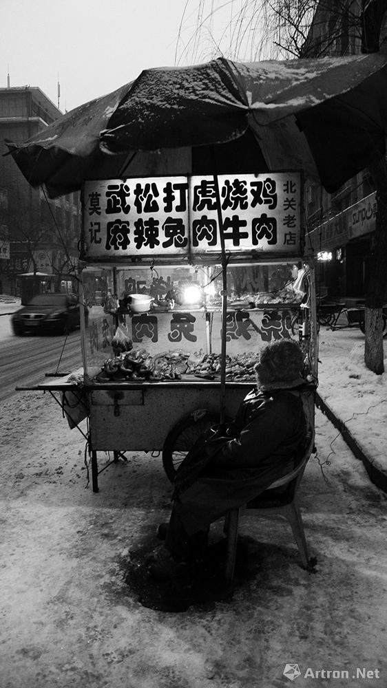 王立力作品：在雪夜卖小吃的老人
