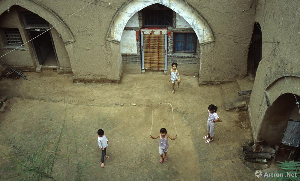 生活在地坑院的孩子们在跳绳
