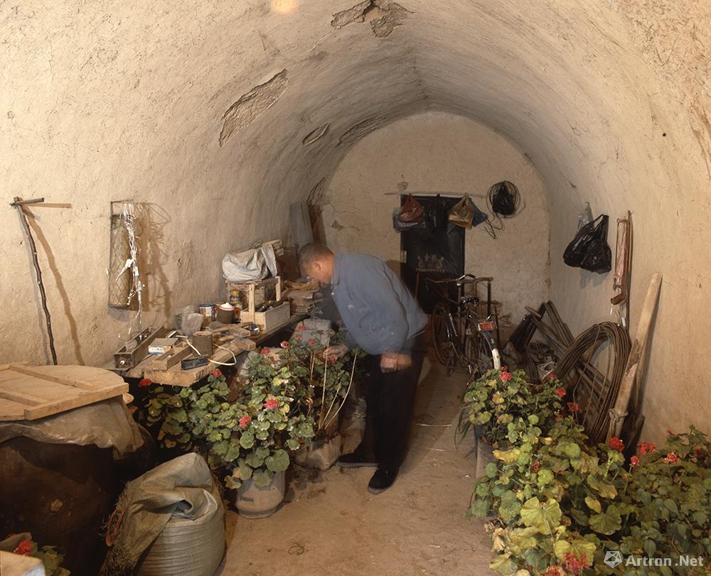 王立力作品：冬季的一户地坑院人家在窑洞里养花