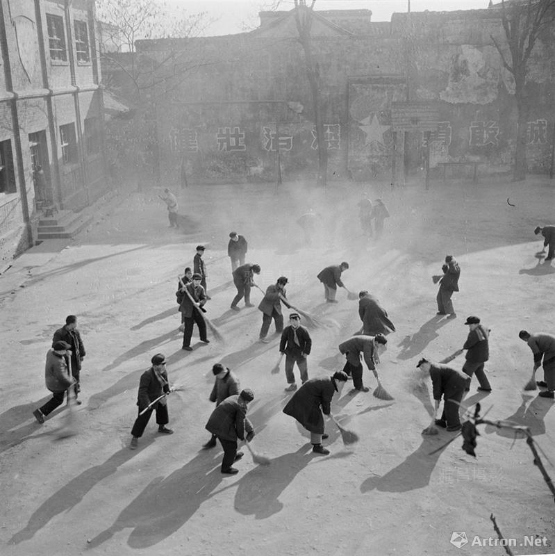 晓庄作品：1954年 南京评事街小学生假日回校大扫除