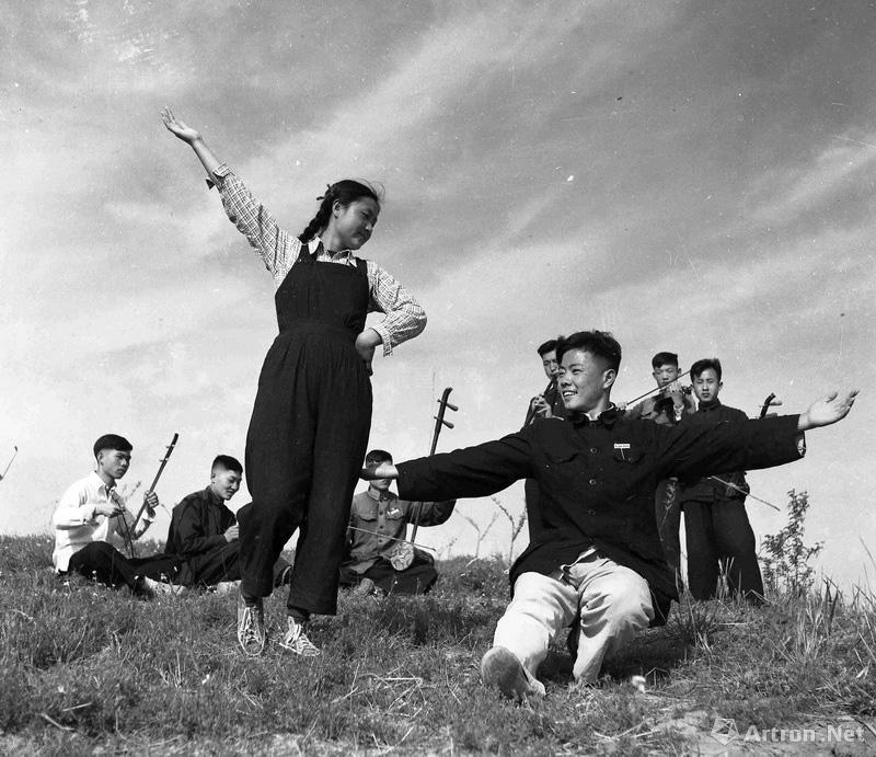 晓庄作品：1955年 南京农业机械化学校学生在休息时学跳苏联舞蹈