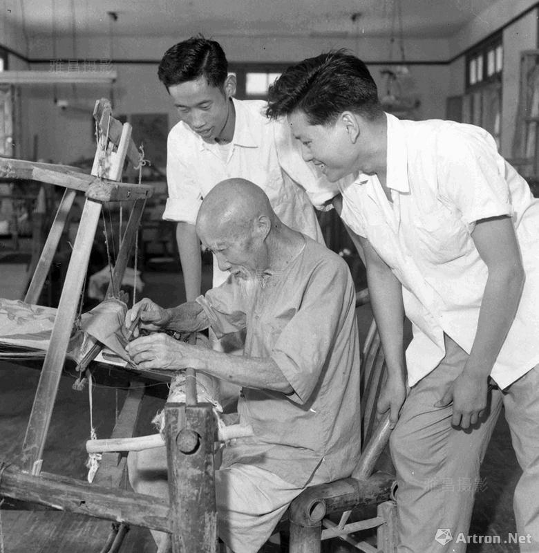 晓庄作品：1959年 8月苏州刺绣工厂老艺人沈金水传授经验