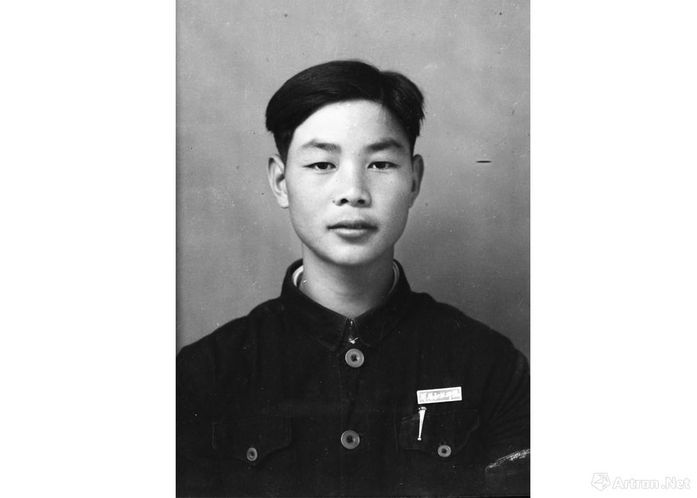1954年，在辉县师范读书。