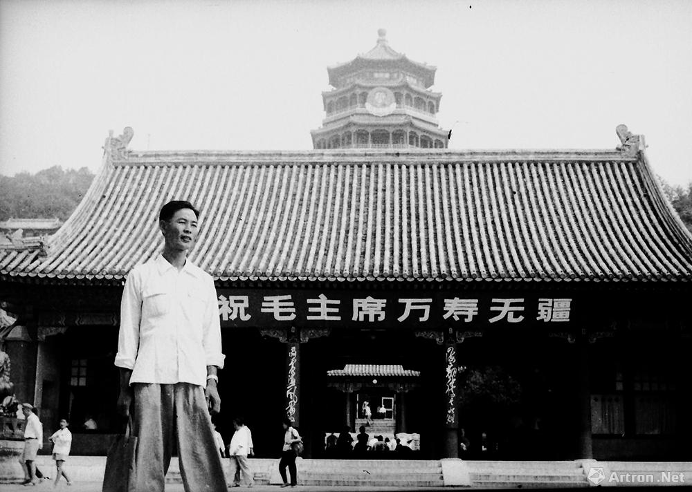 1968年，在北京颐和园。