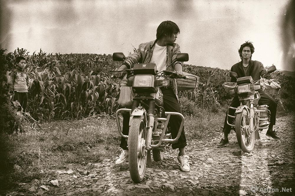 白文浩作品：骑摩托车的青年