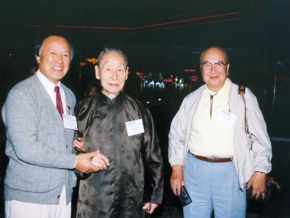 1992年10月应邀出席美国摄影学会第52届年会期间，幸运会见100岁高龄的摄影大师郎静山。李炽玲摄