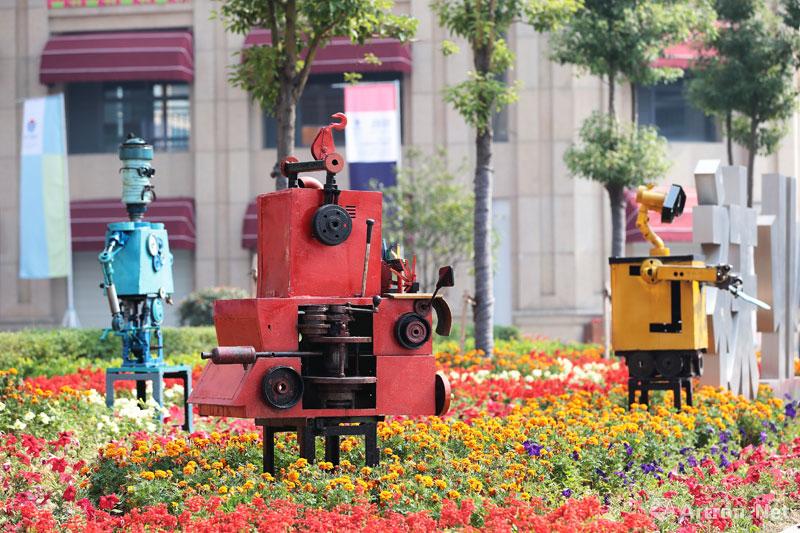郭斌作品：袜艺小镇街头用废旧袜机创作的机器人。