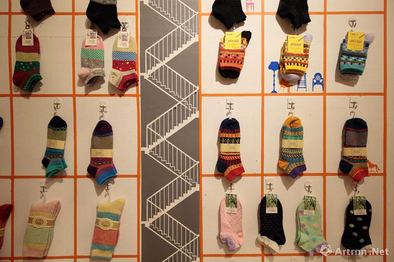 郭斌作品：店铺内别具匠心的袜子展示。