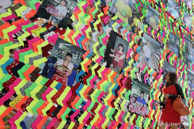 郭斌作品：袜子生产者的照片展示墙。