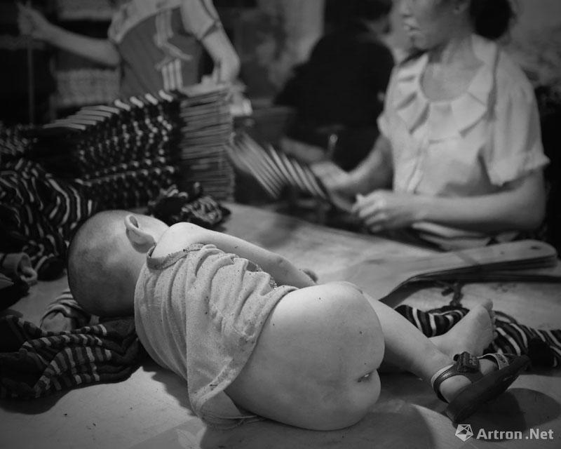 郭斌作品：睡在工作台上的孩子