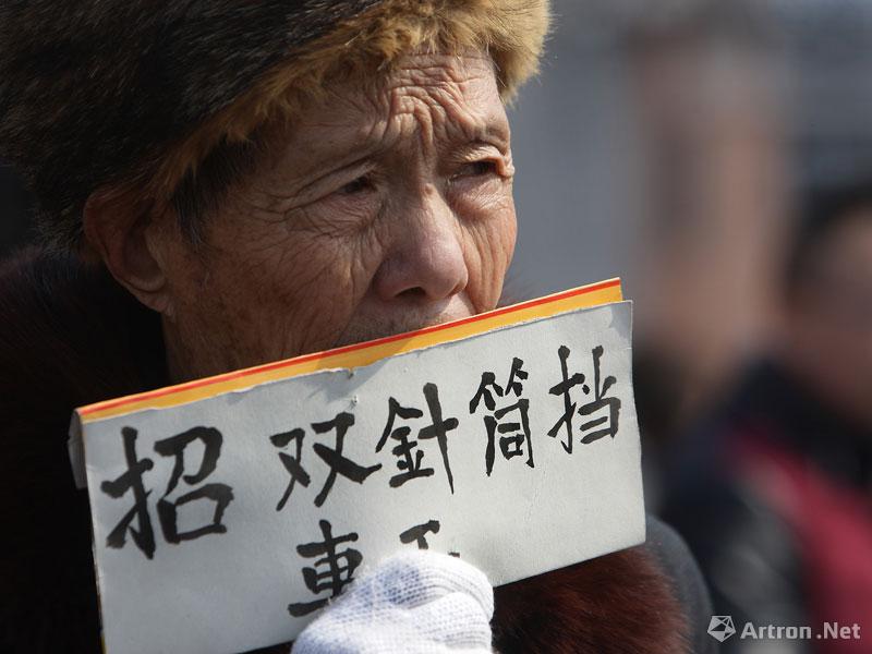 郭斌作品：2012年2月19日，八旬老人王章贤在为儿子的微型袜企招挡车工。
