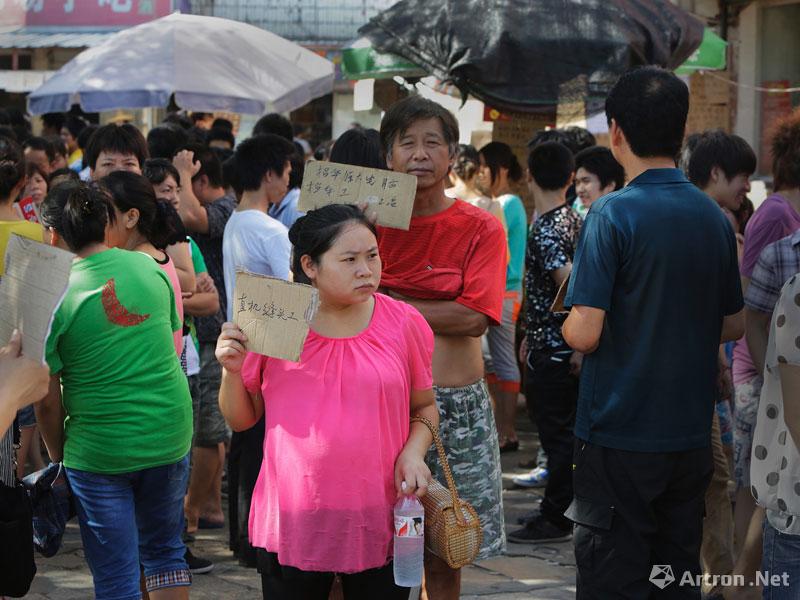 郭斌作品：2012年7月23日，一名孕妇在大唐劳务市场招工。