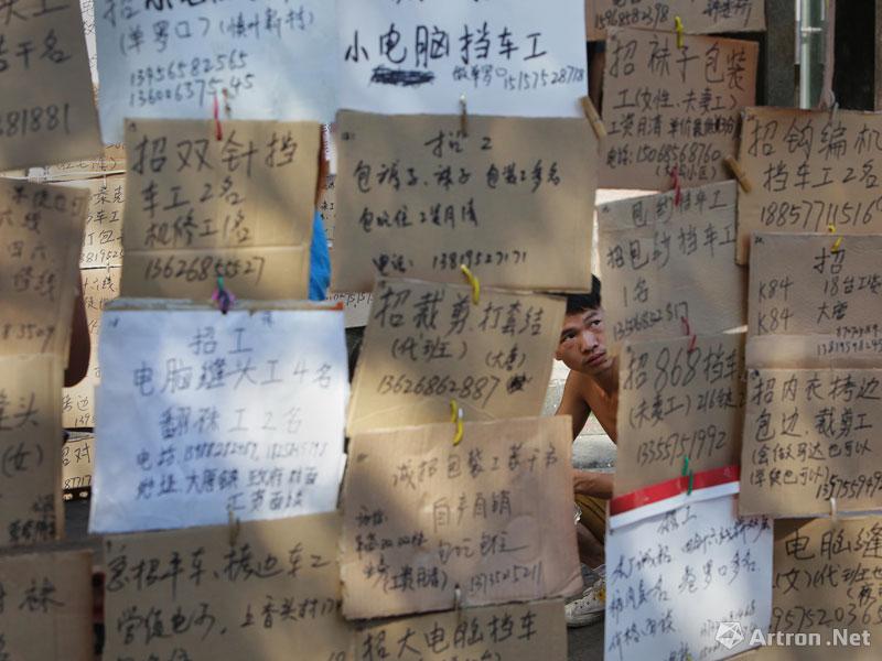 郭斌作品：2012年7月23日，一名农民工光着膀子在大唐劳务市场寻找心仪的工作。
