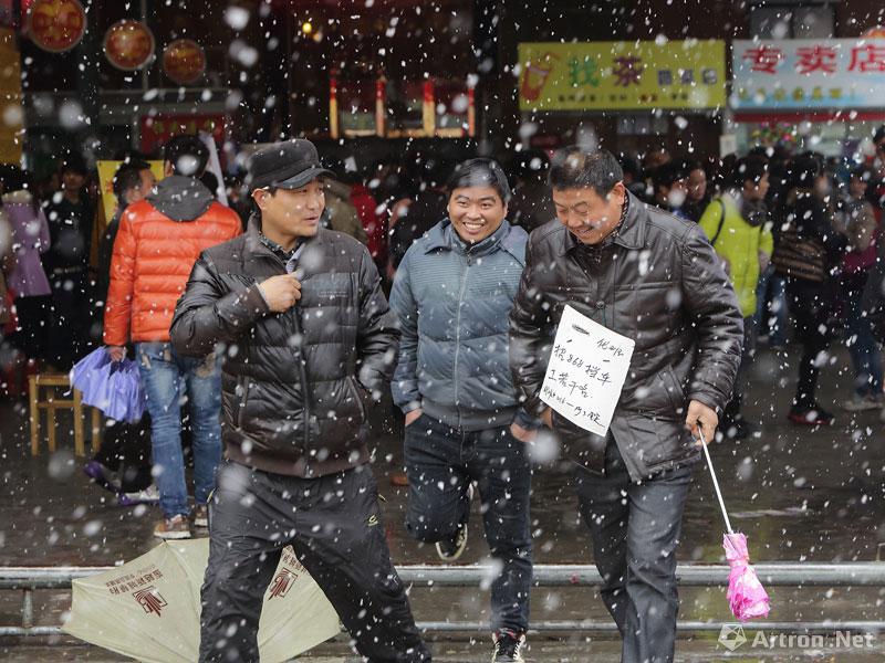 郭斌作品：2014年2月18日，小企业主与民工双方达成协议，虽然在寒冷的雪天，但双方还是很兴奋。