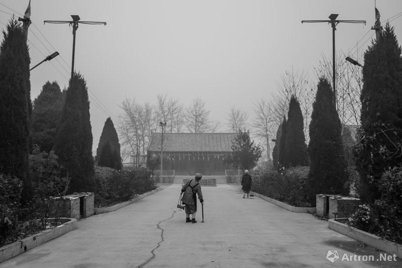 马一鸣作品：玄空寺在河北邯郸县，是一家女僧人专修禅院，早上7点多，女僧人在打扫院落。