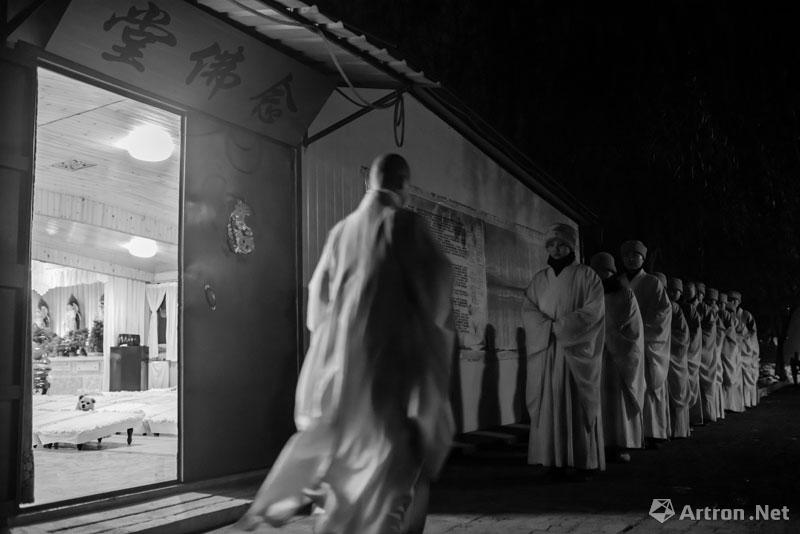 马一鸣作品：寺里的功课非常规律，也非常守时，晚上6点，女僧人们等待上晚课。