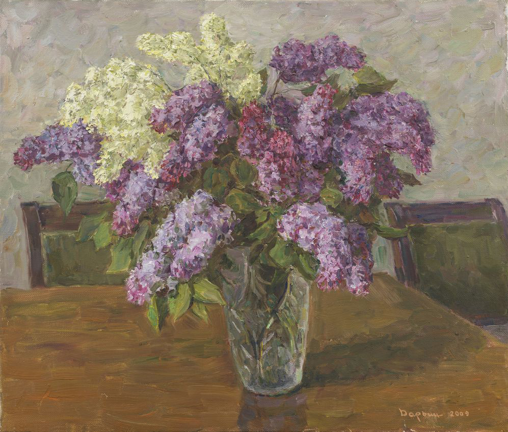 桌上的丁香花束 
