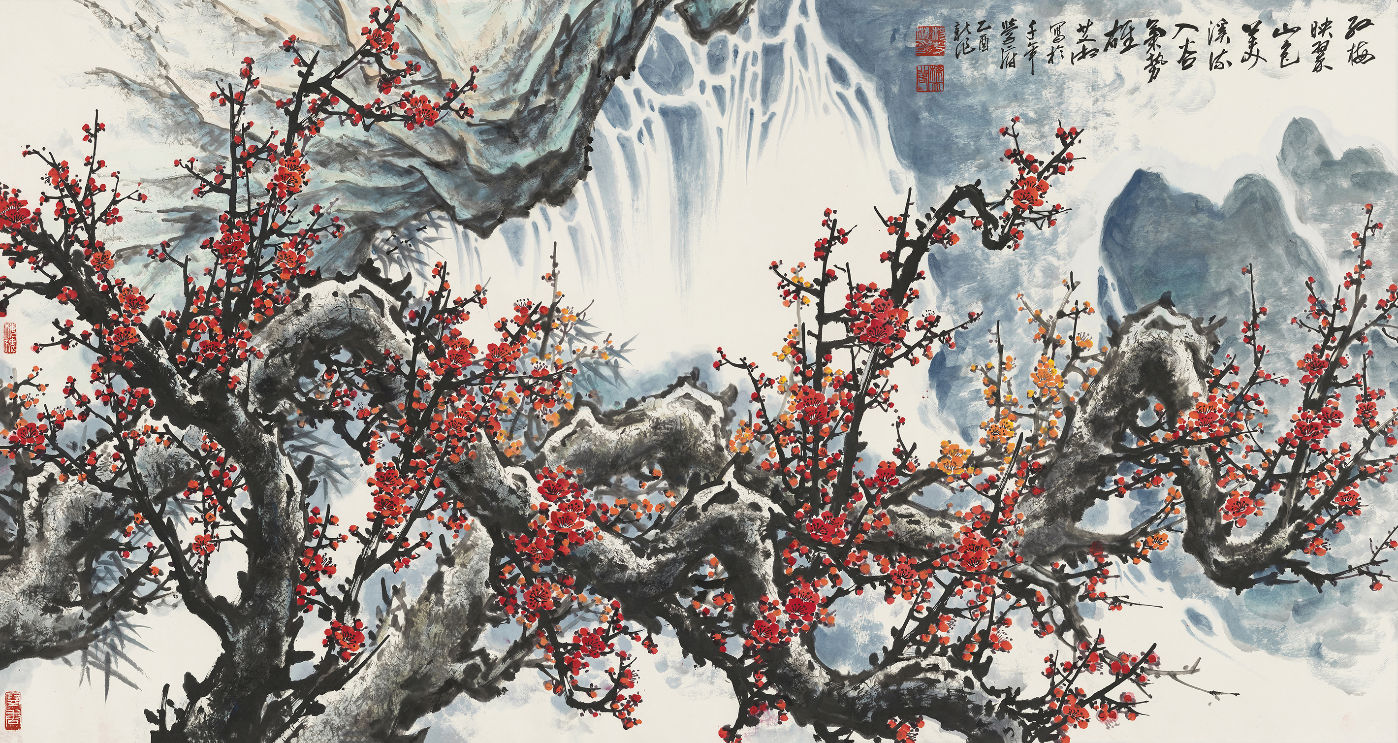 红梅映翠山色美