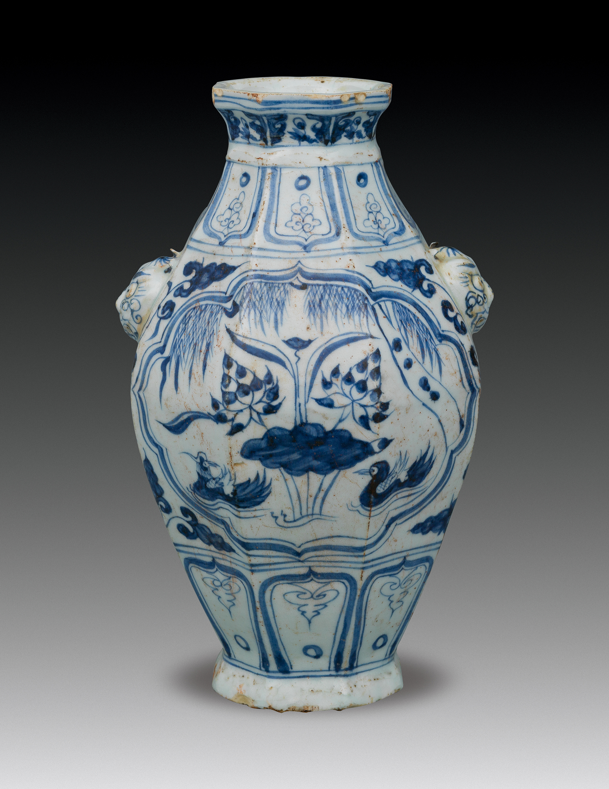 元青花八棱虎首鸳鸯戏莲尊（虎首带“王”）
