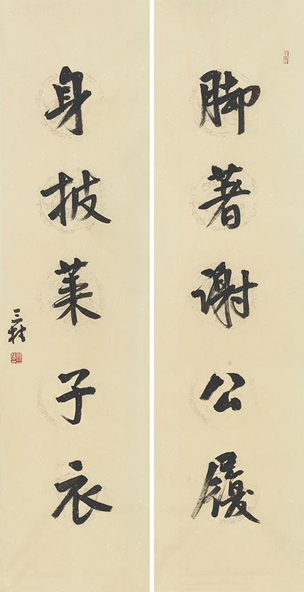 脚著身披联