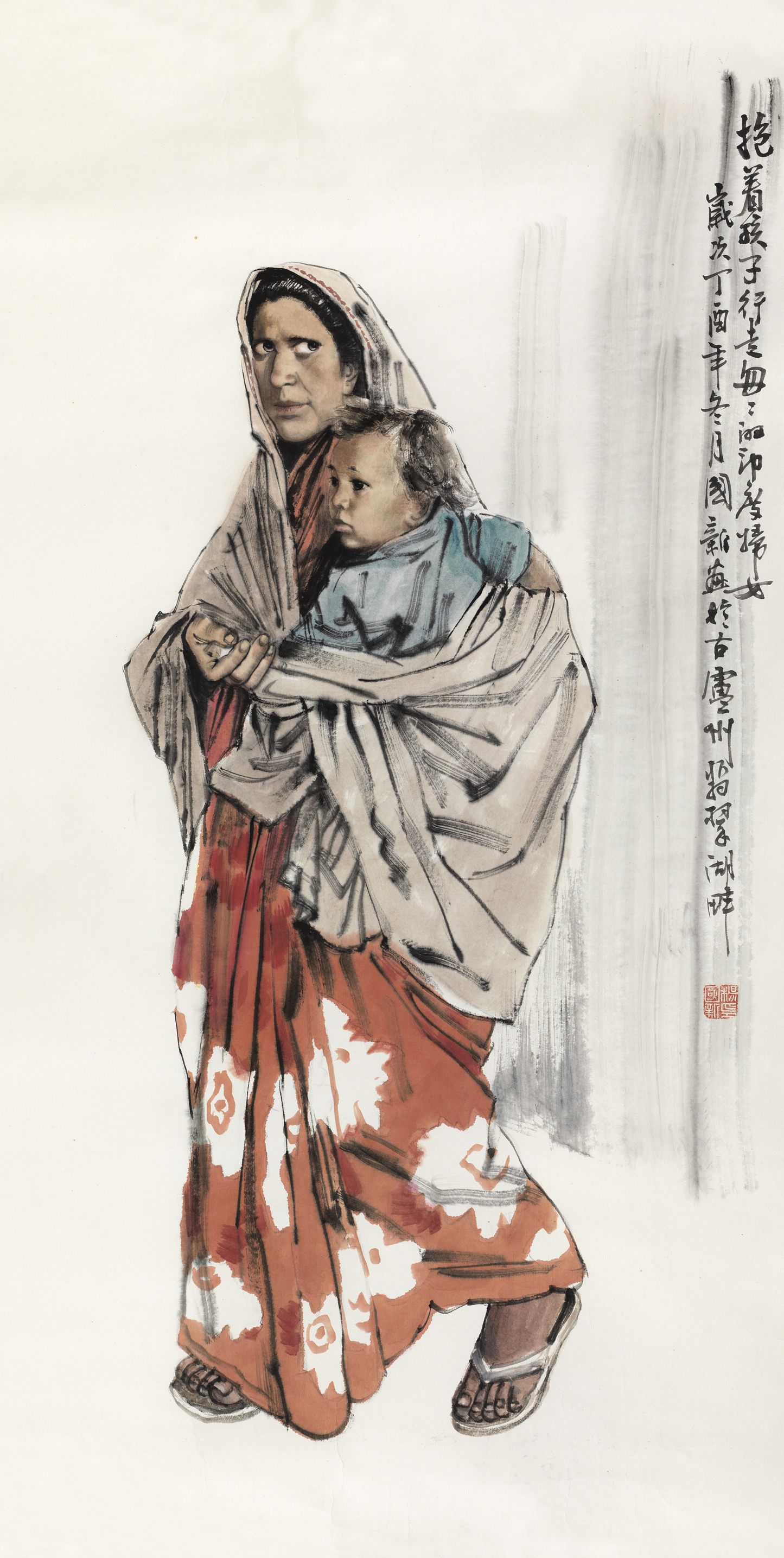 抱着孩子行走匆匆的印度女人