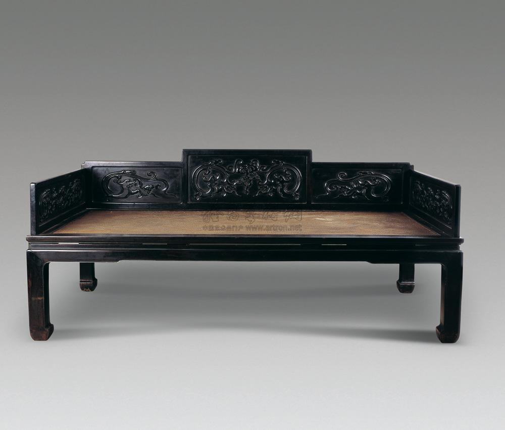 0544 紫檀卷草龙纹罗汉床