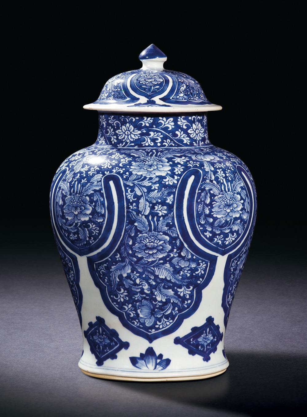 0139 清康熙 青花如意披肩花卉纹将军罐