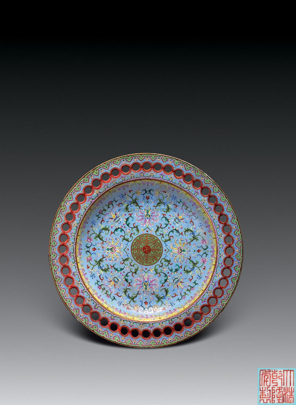 0750 清乾隆 粉彩缠枝西番莲纹多孔折沿盘