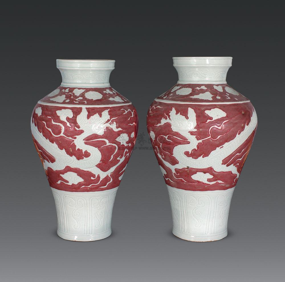 2157 元代 釉里红留白龙纹盘口瓶 (一对)
