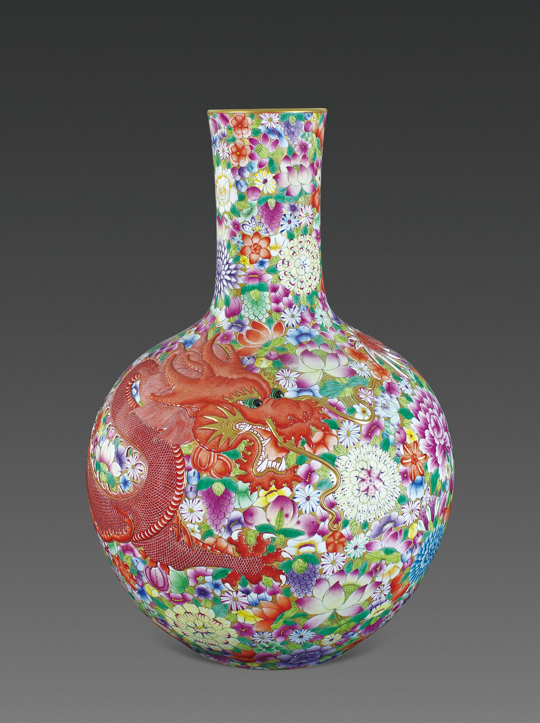 1393清代粉彩龙穿花纹天球瓶