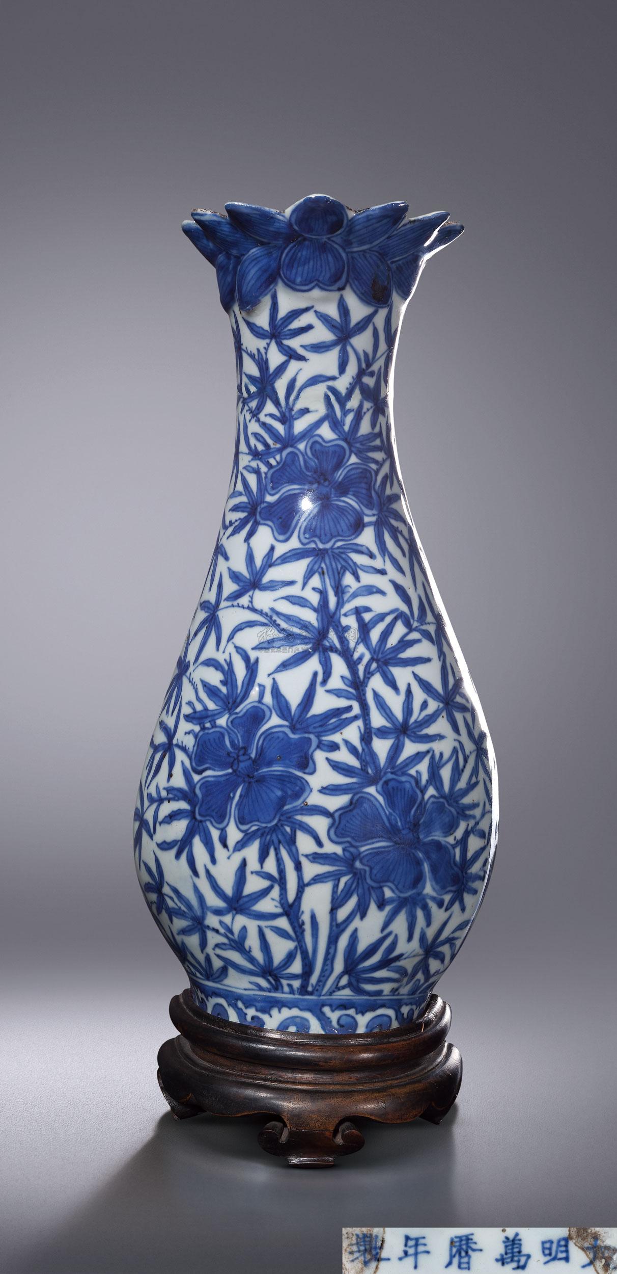 0266明万历青花花卉纹花口壁瓶