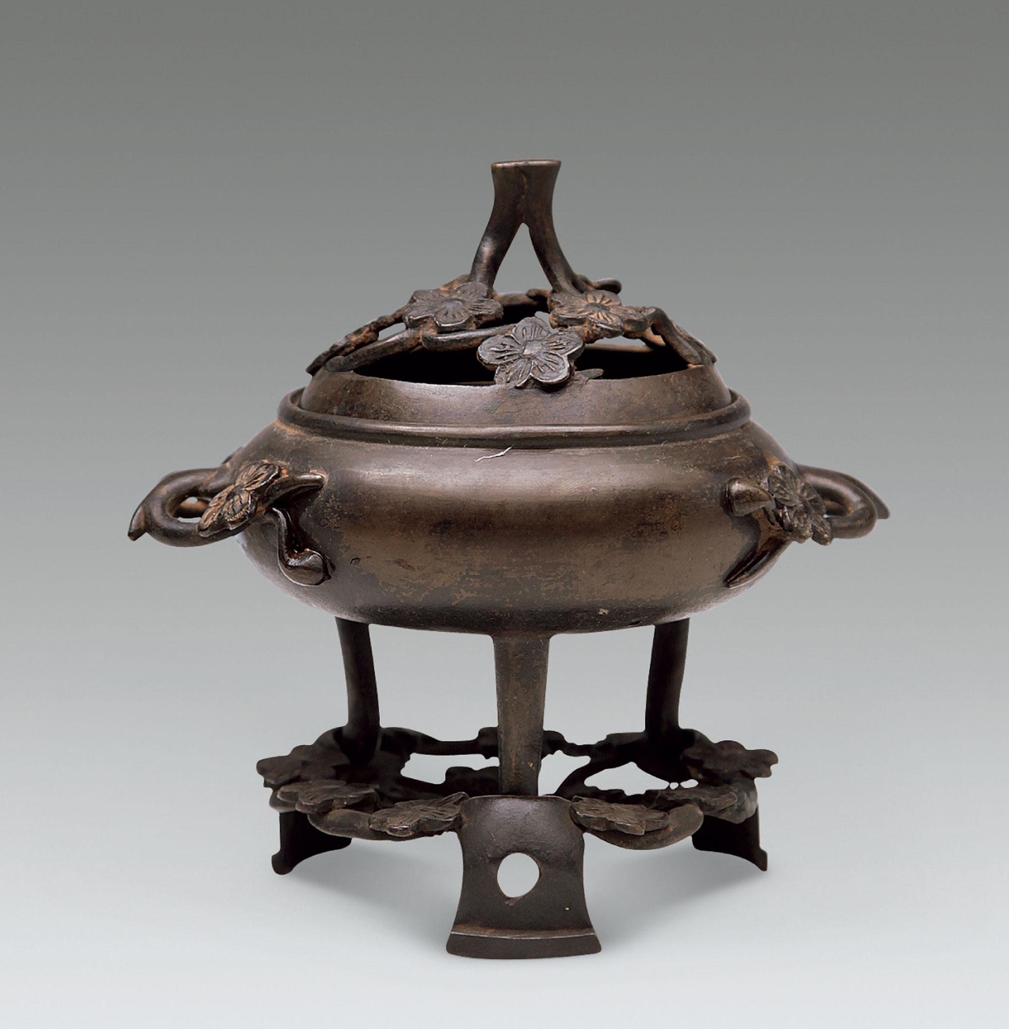 2749 清 铜梅花纹熏炉
