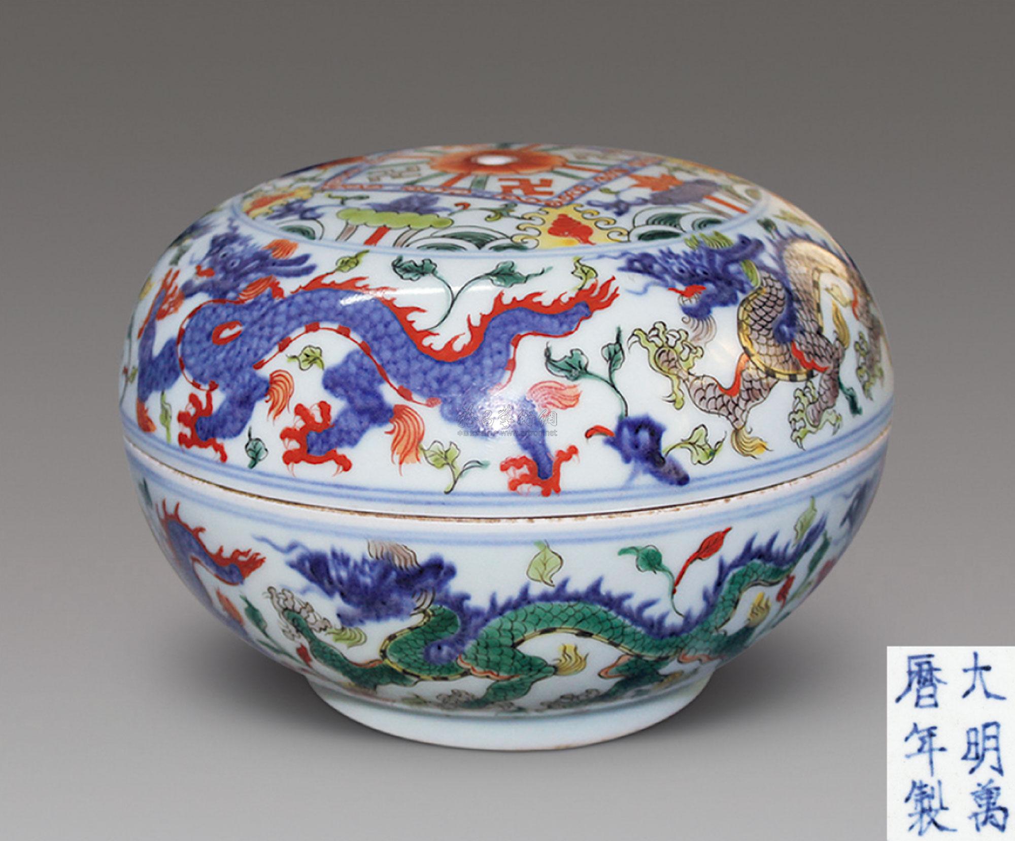 0432明万历五彩九龙纹捧盒