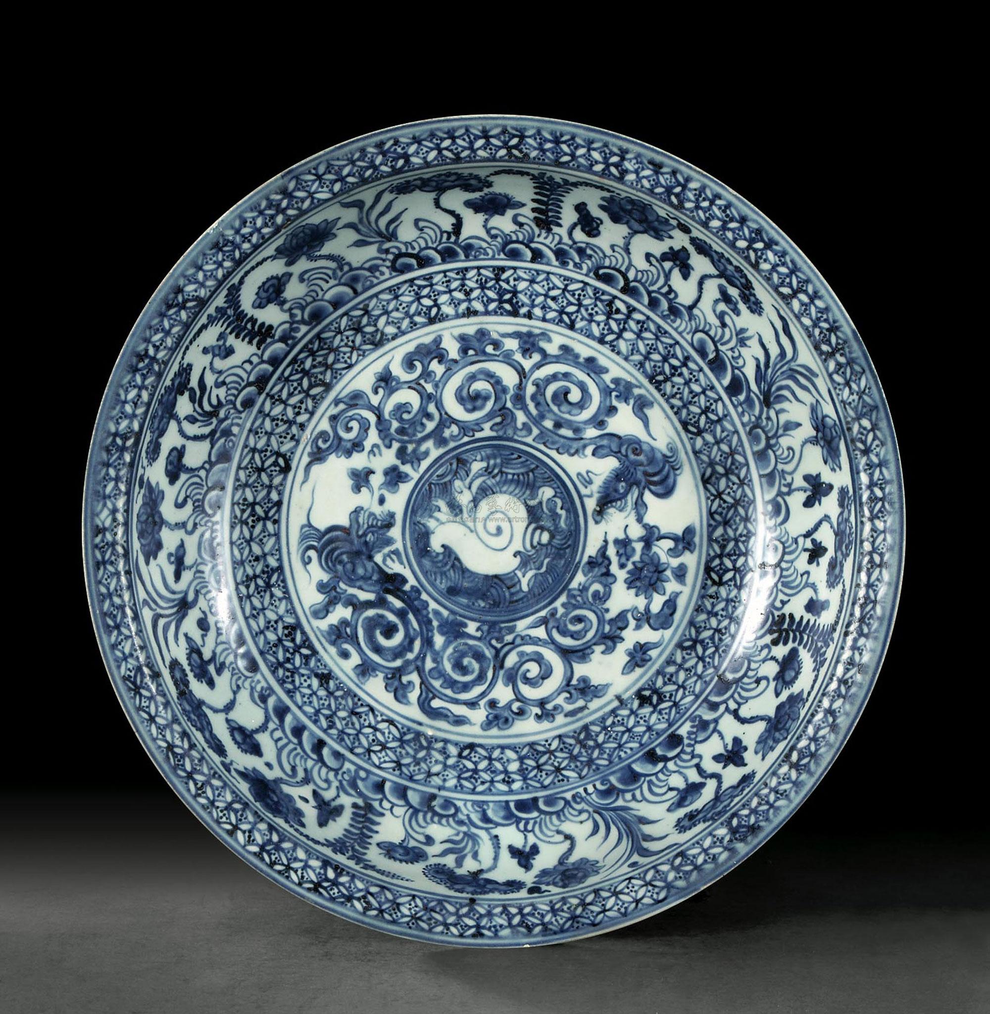 【明 青花缠枝荷莲纹折沿大盘】拍卖品_图片_价格_鉴赏_明代青花瓷器