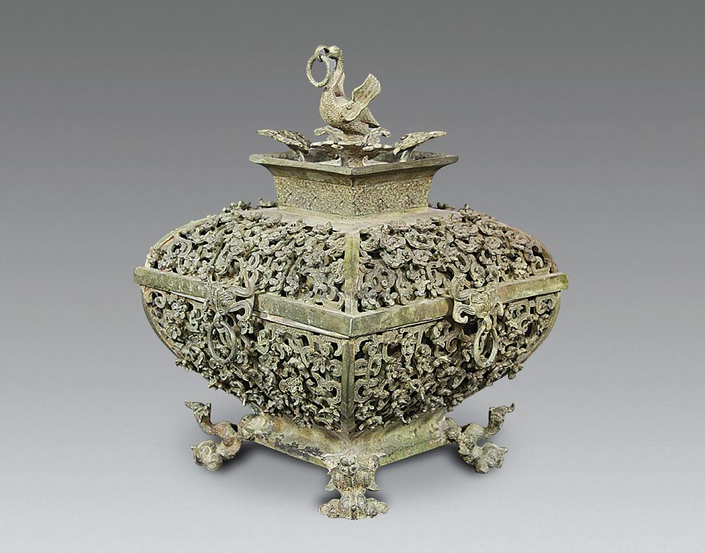 0527 战国 梅花双层满工方形青铜器