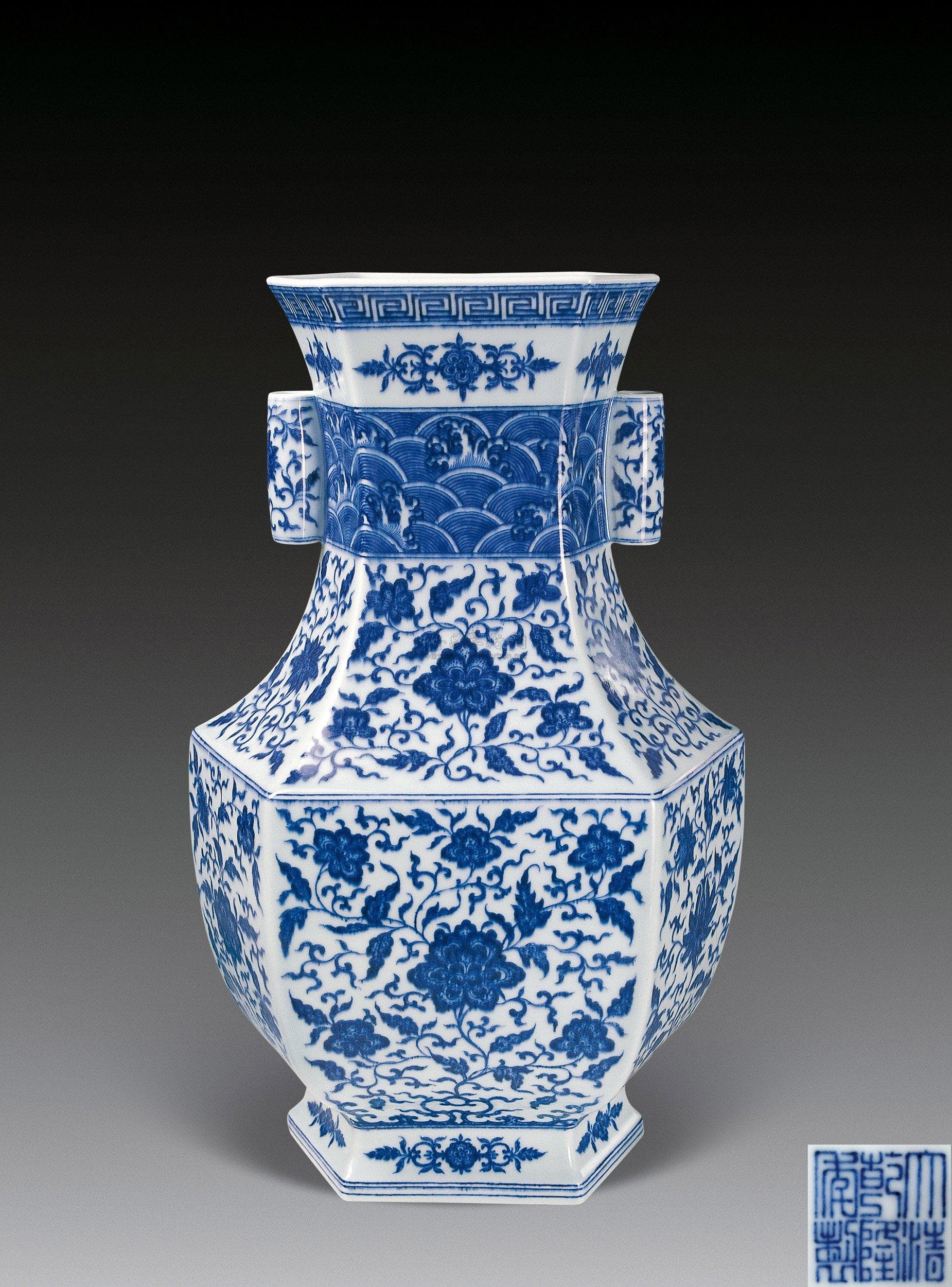 乾隆 青花缠枝莲纹六方贯耳瓶】拍卖品_图片_价格_鉴赏_清代青花瓷器