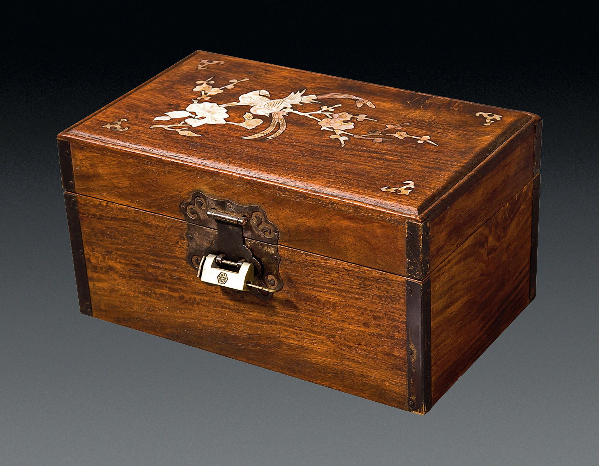 1834花梨木嵌螺钿喜上眉梢首饰盒