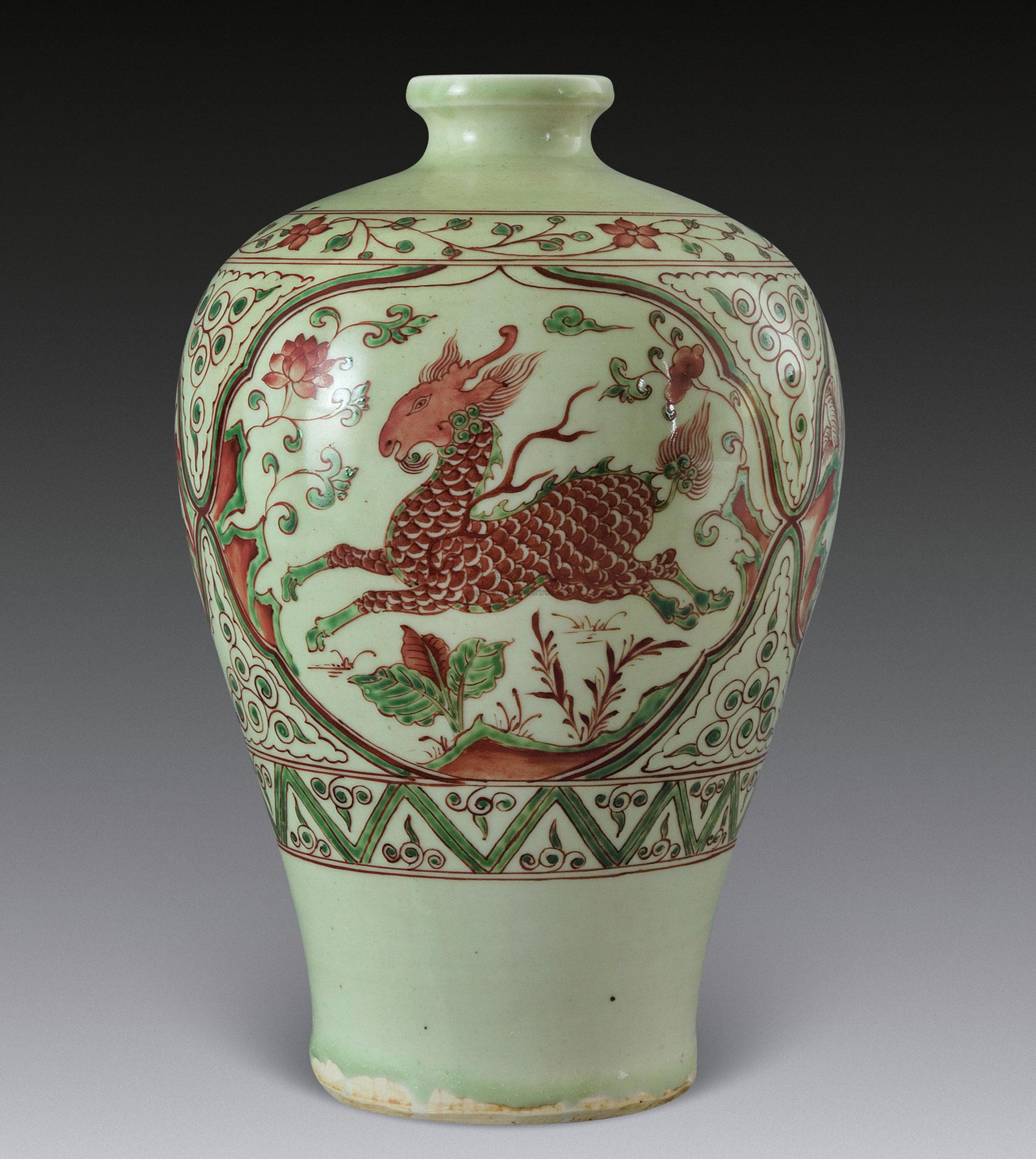 0186 明代 红绿彩开光瑞兽纹梅瓶