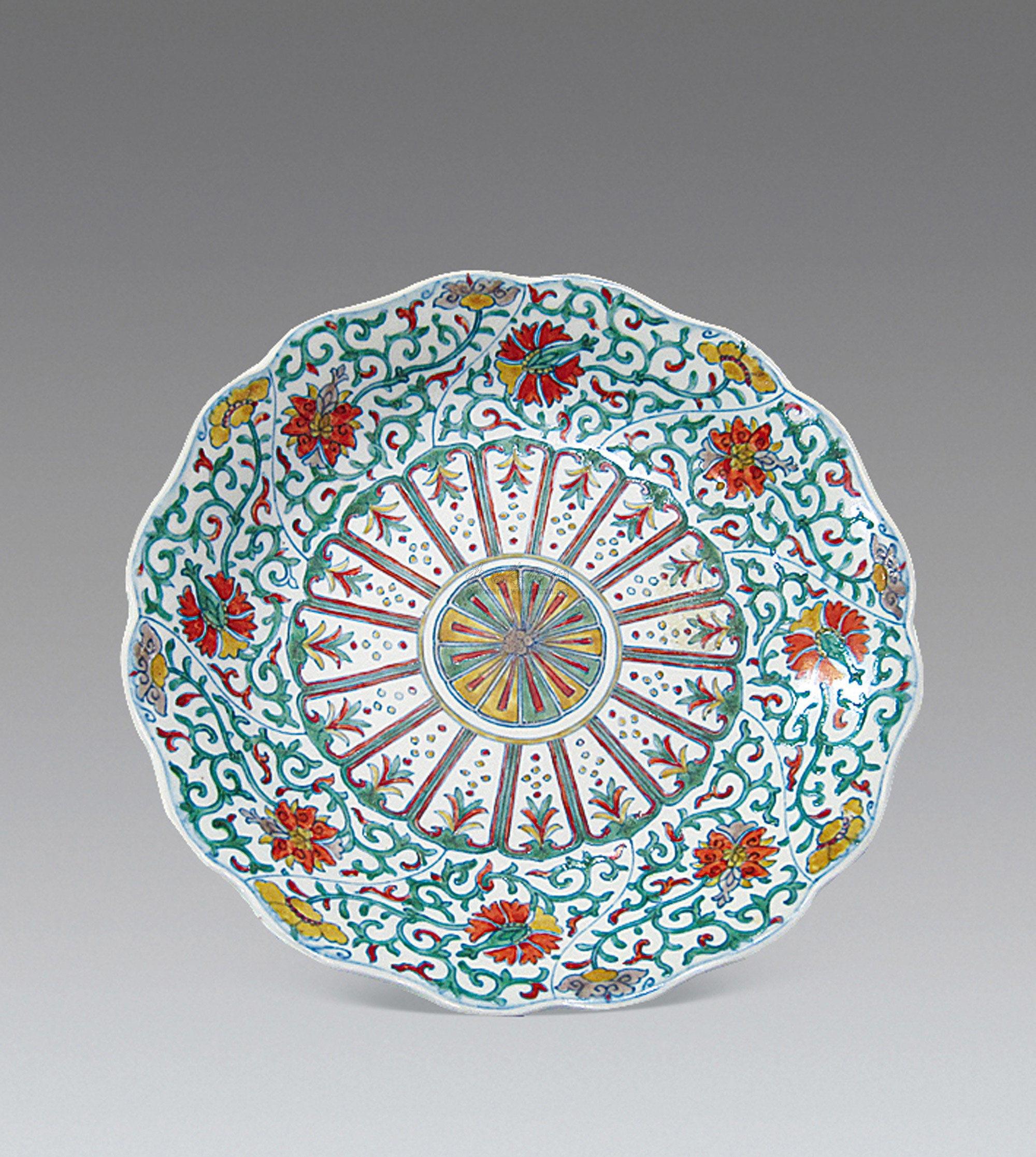 0091 清 斗彩花卉纹葵口盘