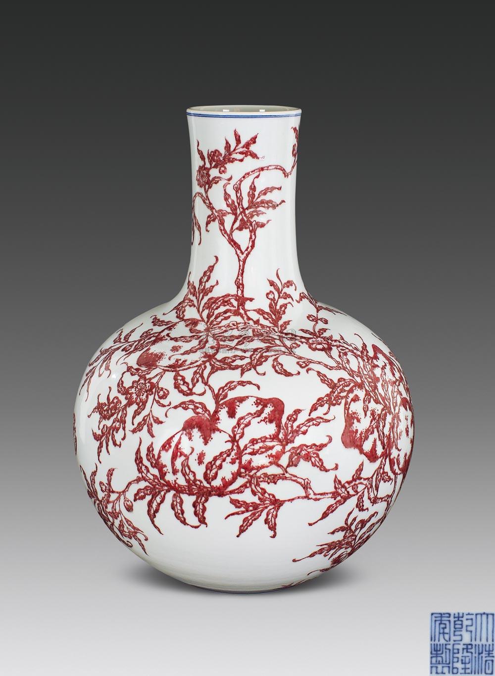 1007清乾隆青花釉里红福寿纹天球瓶