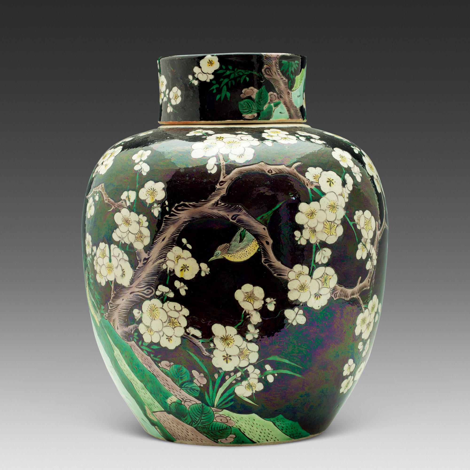 0062 清代 黑地素三彩梅花纹盖罐